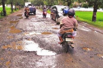Tips lintasi jalan yang rusak Menggunakan Motor